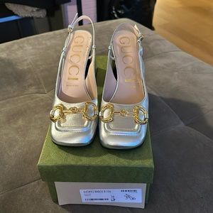 Gucci baby sling back pump in silver w/ gold horsebit.